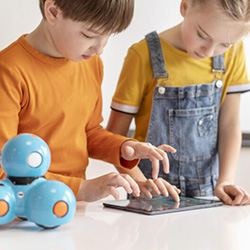 kids-learning-with-tablet-robot